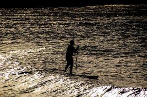 silhouette di un' surfer foto