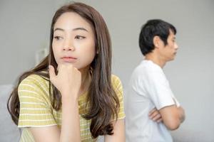 divorzio. asiatico coppie siamo disperato e deluso dopo matrimonio. marito e moglie siamo triste, irritato e frustrato dopo litigi. diffidenza, amore i problemi, tradimenti. famiglia problema, adolescenziale amore foto