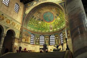 classe, ravenna Provincia, Italia dicembre 12, 2022. Questo basilica a partire dal il bizantino e romano periodi è famoso per suo mosaici. il resti di st. apollinare siamo sepolto qui. foto