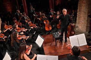 cervia, ravenna Provincia, Italia marzo 03, 2023. giovanni sollima violoncello esegue con orchestra cherubini a il darsena del vendita nel cervia, Italia foto