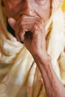 anziano donna tosse e starnuti foto