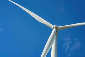 vento turbina e blu cielo sfondo. concetto pulito energia energia nel natura foto