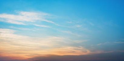 bellissimo cielo tramonto con nube foto