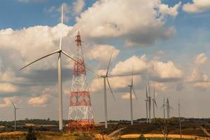 vento turbina su collina. energia energia nel natura. eco concetto foto