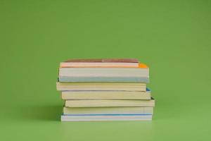 libri. pila di libri impilati su leggero verde sfondo. lettura. lettura concetto. e collezione di libri foto