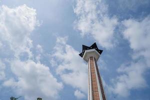 principale Torre su grande agung moschea su il semarang centrale Giava, quando giorno tempo e blu cielo. il foto è adatto per uso per Ramadhan manifesto e musulmano soddisfare media.