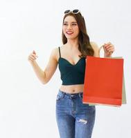 bella ragazza che porta una borsa della spesa rossa