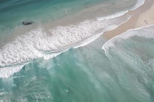 fuco Visualizza di spiaggia con onde e turchese acqua foto