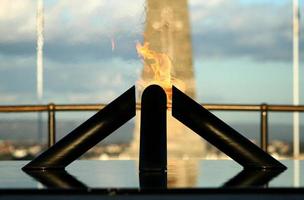 monumento ai caduti dietro le fiamme foto