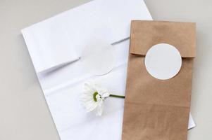 il giro etichetta modello su regalo bianca e kraft pacchetto, Busta con vuoto etichetta, adesivo etichetta foto