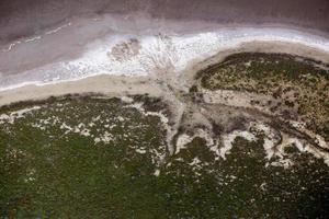 veduta aerea di un lago salato in california foto