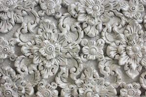 modello di grigio fiore lavorato su stucco design di nativo parete, tailandese stile nel tempio foto