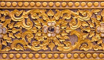 modello di oro fiore lavorato su stucco design di nativo parete, tailandese stile nel tempio foto