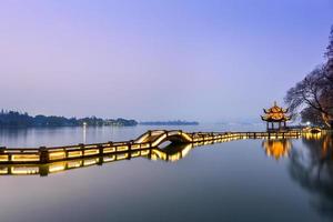 bellissimo Hangzhou nel tramonto e antico padiglione foto