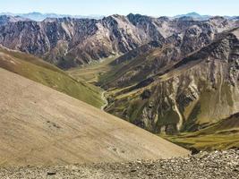 tranquillo atsunta pass panorama con altopiani tusheti foto