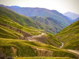 tranquilla strada di montagna in georgia nella regione di khevsureti foto