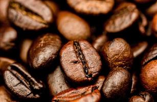 caffè espresso arrostito caffè fagioli isolato nel nero sfondo vicino su foto