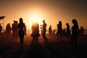 sagome di persone danza estate spiaggia festa concetto foto