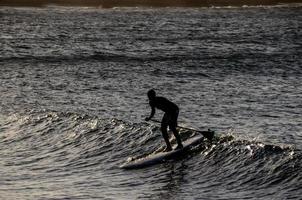 fare surf nell'oceano foto