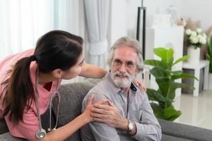 badante per un anziano uomo settimanalmente controlli a il del paziente residenza. pronto per dare medico consigli e parlare di vario storie, scambio ogni altro felicemente. foto