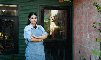 un' giovane donna d'affari chi possiede un' ceramica scuola Aperto il porta per benvenuto studenti chi amore per imparare ceramica. foto