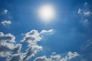 bella blu cielo con bianca nube e luce del sole sfondo foto