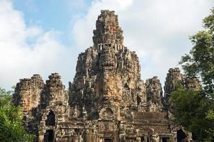 Bayon tempio un' montagna tempio costruito per rappresentare montare meru, il centro di il universo nel indù e buddista cosmologia, siem raccogliere di Cambogia. foto