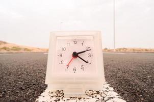 orologio su il strada foto