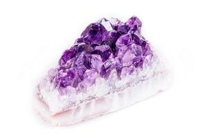 macro minerale pietra viola ametista nel cristalli su un' bianca sfondo foto