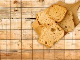 toast a fette su un tagliere di legno su uno sfondo di tavolo in legno foto
