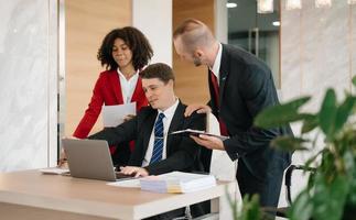 giovane attività commerciale creativo squadra siamo di brainstorming pianificazione discutere mentre seduta nel creativo attività commerciale discutere opera nel il ufficio foto