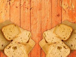 toast a fette su un tagliere di legno su uno sfondo di tavolo in legno foto