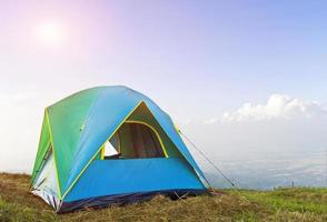 tenda su un' erba e nel mattina Alba foto