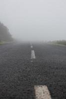 un' silenzioso mattina su un' nebbioso strada foto