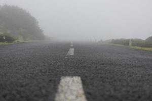 presto mattina nebbia coperte il carreggiata. foto