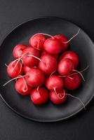 delizioso fresco crudo rosso ravanello per fabbricazione salutare insalata foto