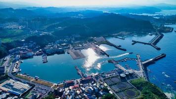 taiwan 2018- vista aerea della costa nord-est di taiwan nella città di keelung