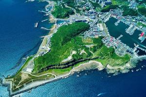 taiwan 2018- vista aerea della costa nord-est di taiwan nella città di keelung foto