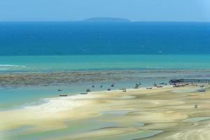 alta veduta della spiaggia contro il cielo foto