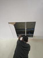 lavoratori smantellare il soffitto, Aperto il soffitto foto