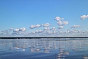 riflesso del cielo sul mare foto