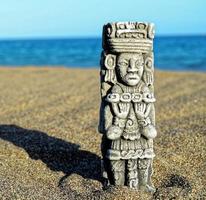 piccolo statua nel il sabbia foto