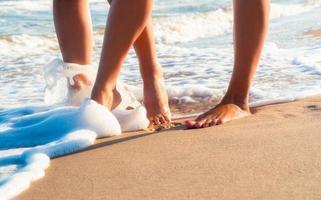 piedi nudi che camminano sulla spiaggia