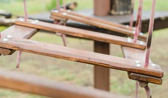 primo piano del ponte sospeso di legno foto