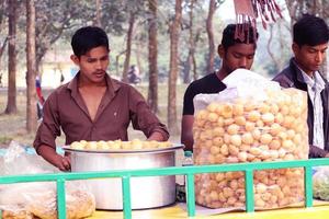 rangpur, bangladesh 2023. fusca chotpoti è popolare strada cibo carrello e venditore di bangladesh e India. Questo cibo sembra piace patatine.a ciglio della strada negozio indiano bengalese cibo piatto e pentola. foto