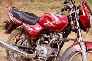 rangpur, bangladesh 2023. motocicletta parcheggio su il strada. rosso e nero colore motociclo. ct 100 modello il motore bicicletta. foto