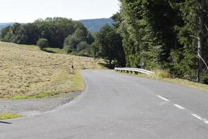 nazione strada curva nel estate foto