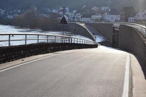 inferiore strada principale attraverso mosel alluvione foto