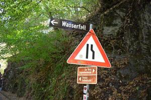 traffico segni per stretto strada e per un' cascata foto