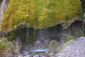 grotta a il in crescita cascata nel il eifel, dreimuhlenwasserfall foto